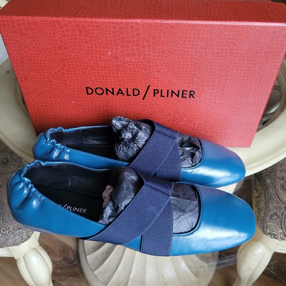 Donald Pliner blue/navy lacquered leather flats, size 9